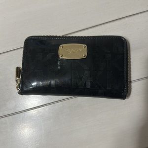 2!!! MK wallets. Missing wristband black/gold ❤️ silver/gray